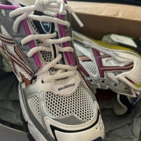 Men’s Size 8 Balenciaga Runner - Picture 3 of 4